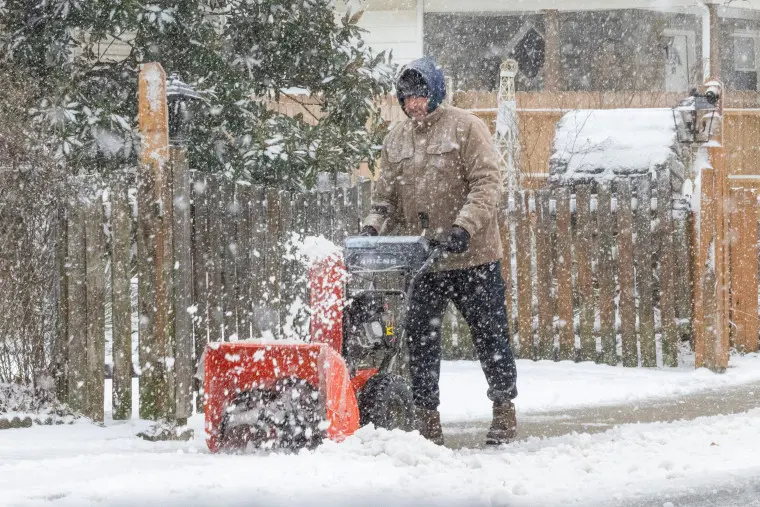 Winter weather triggers widespread travel disruptions during holiday week