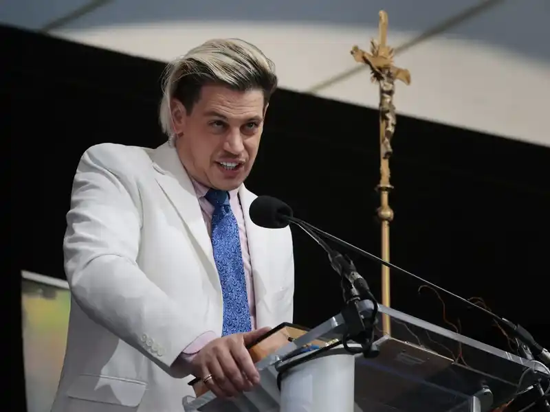 US says far-right provocateur Milo Yiannopoulos has been deported to UK