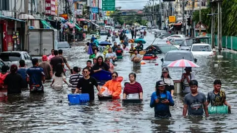 Bangkok at breaking point as floods turn streets into stagnant lakes