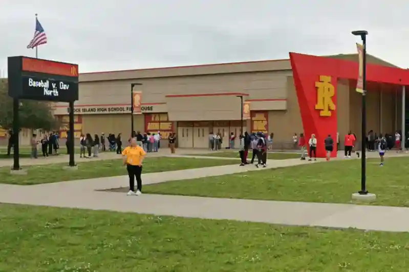 Illinois caterer shut down after football team gets sick