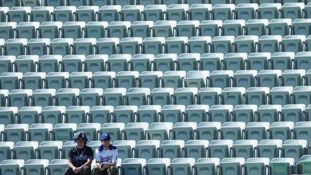 Blazing triple-digit heat bears down on Braves-Dodgers NLDS opener in Los Angeles