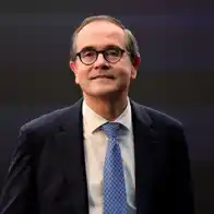 UK should scrap ‘stupid’ ban on petrol cars to close EU trade deal, says Renault boss