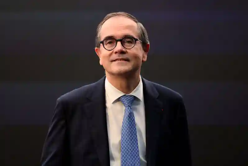 UK should scrap ‘stupid’ ban on petrol cars to close EU trade deal, says Renault boss