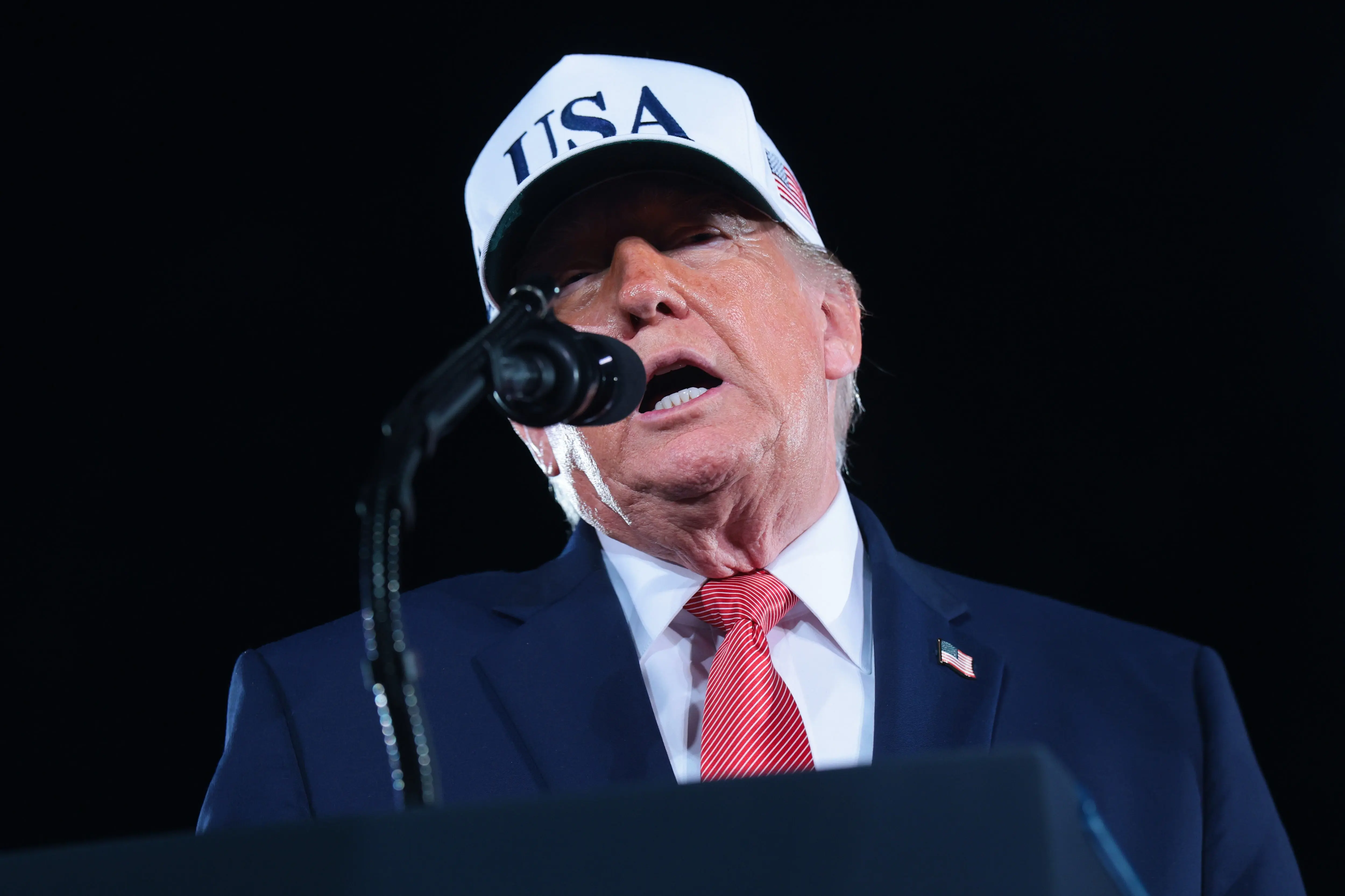 Trump compares hecklers at North Carolina rally to rioters in Paris