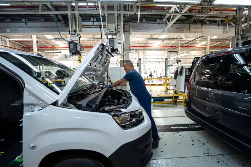 UK business activity grows at fastest pace for eight months