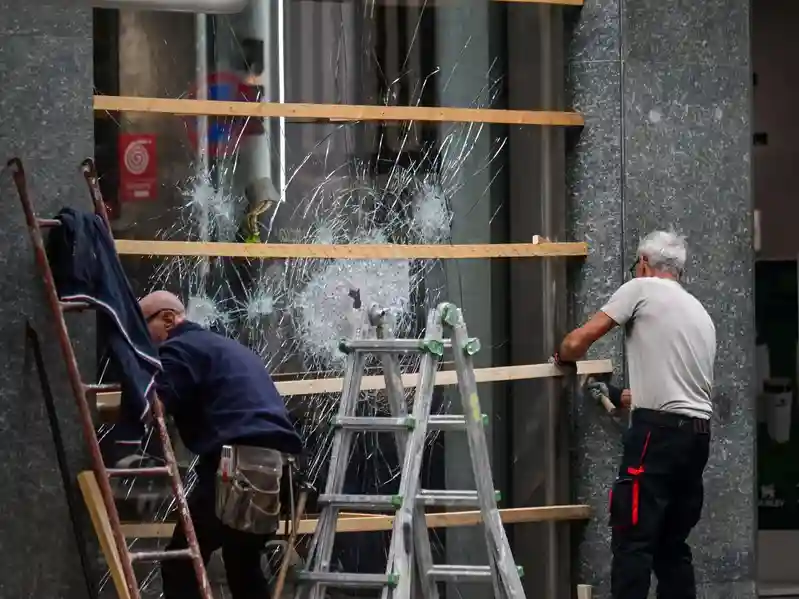 Are parents in France and Italy liable for damage caused by student protesters?