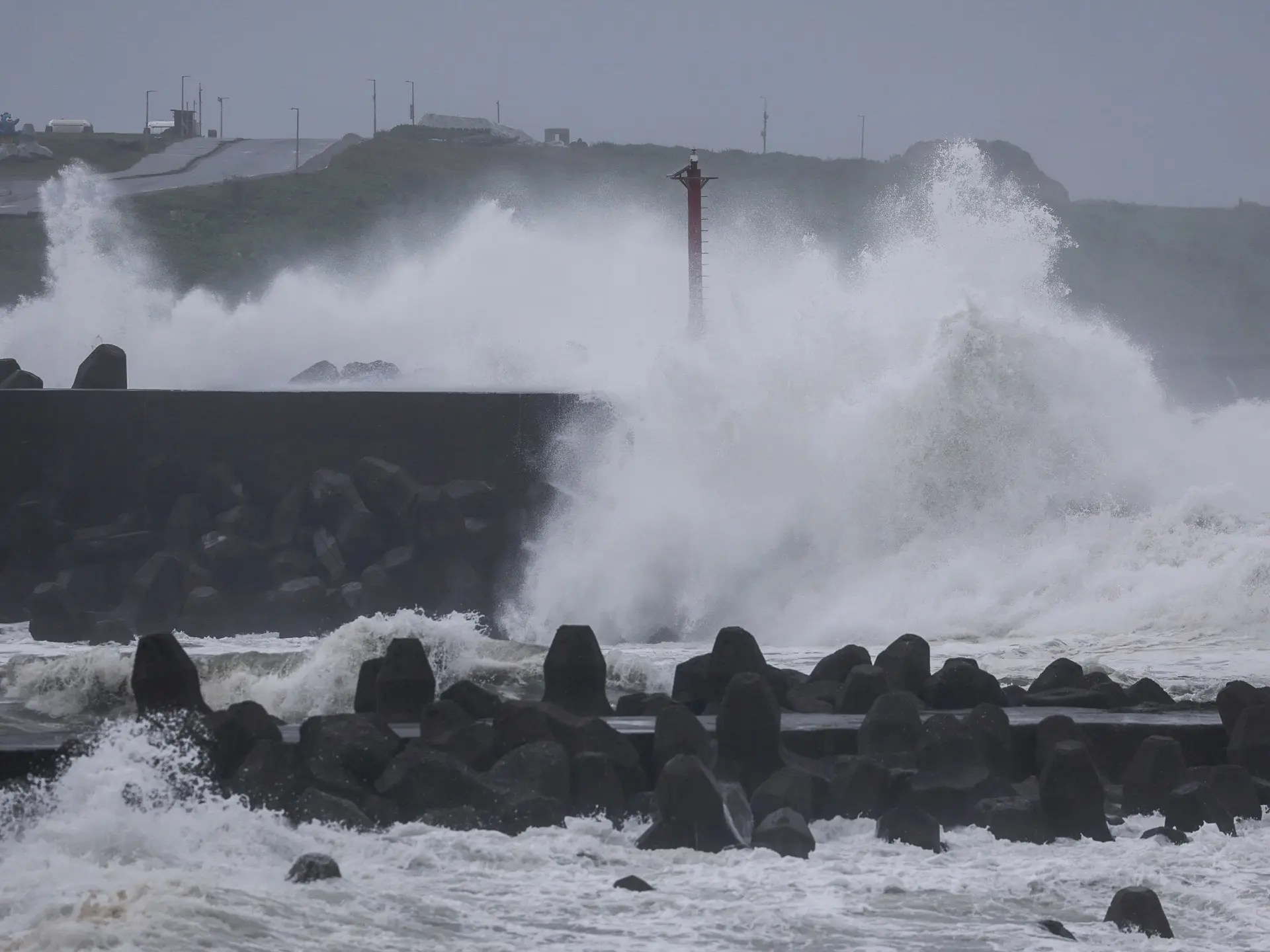 Typhoon Champi hits Taiwan, killing one and injuring hundreds