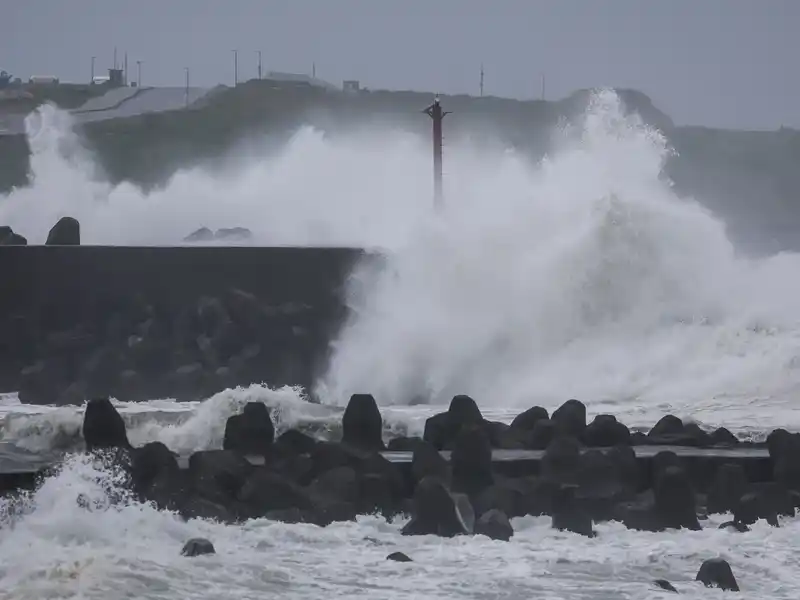 Typhoon Champi hits Taiwan, killing one and injuring hundreds