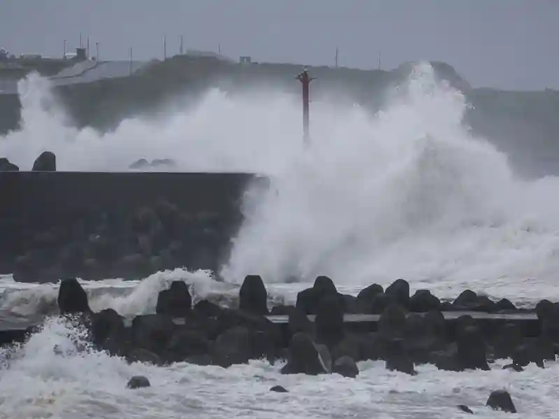 Typhoon Champi hits Taiwan, killing one and injuring hundreds