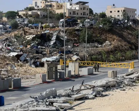 Israeli soldiers raze neighbourhood in Hebron, driving families from homes
