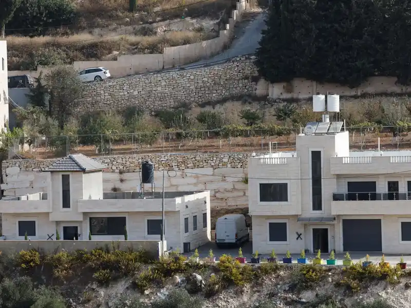 Israeli forces turn Hebron homes into military posts amid lockdown