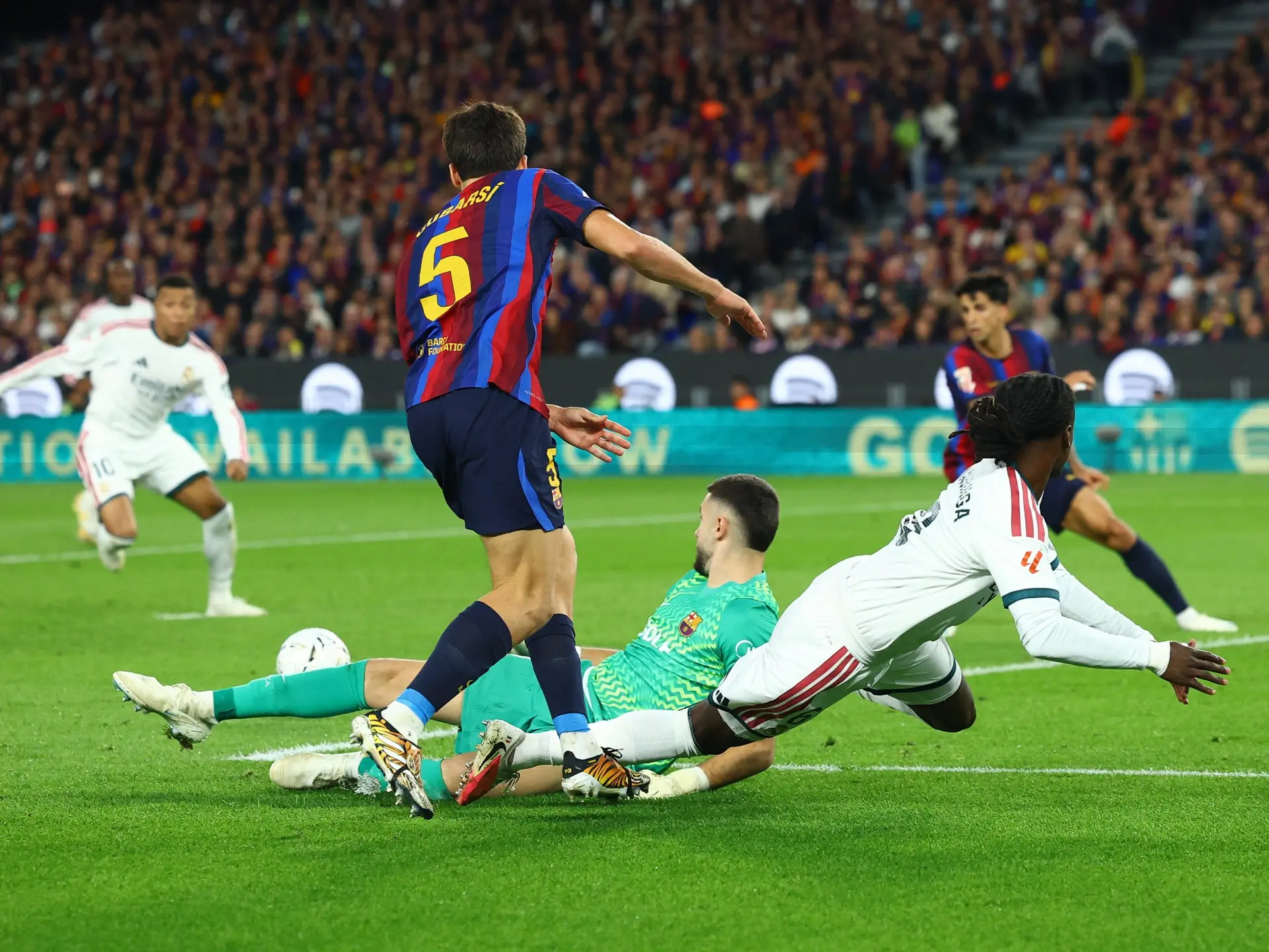 Real Madrid beat Barcelona 2-1 at Camp Nou to halve gap to La Liga leaders