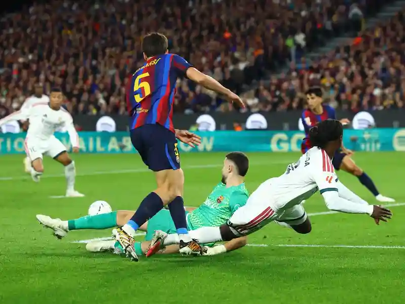 Real Madrid beat Barcelona 2-1 at Camp Nou to halve gap to La Liga leaders