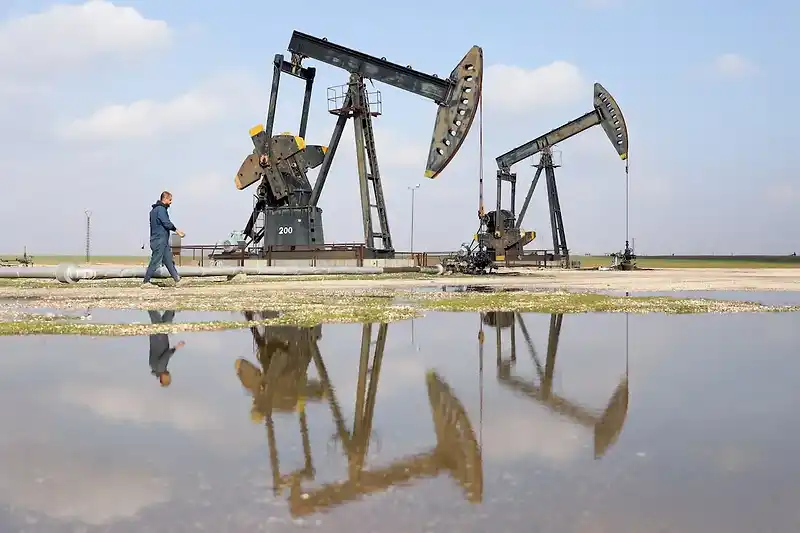 Oil falls $2 as Middle East talks help ease supply worries