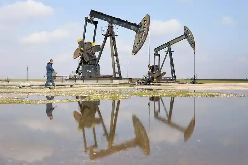 Oil falls $2 as Middle East talks help ease supply worries