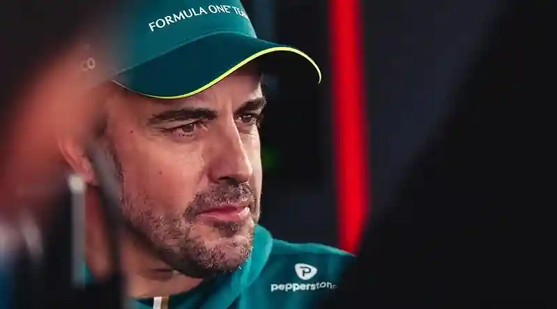 Pepperstone Signs Two-Time F1 Champion Alonso and Gives Him a Helmet